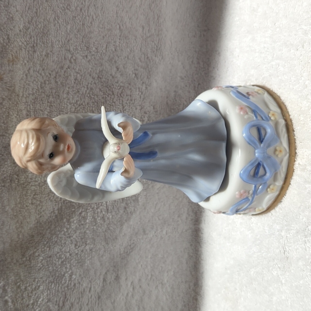 Letton China Angel & Dove Musical Figurine - VIntage 1994